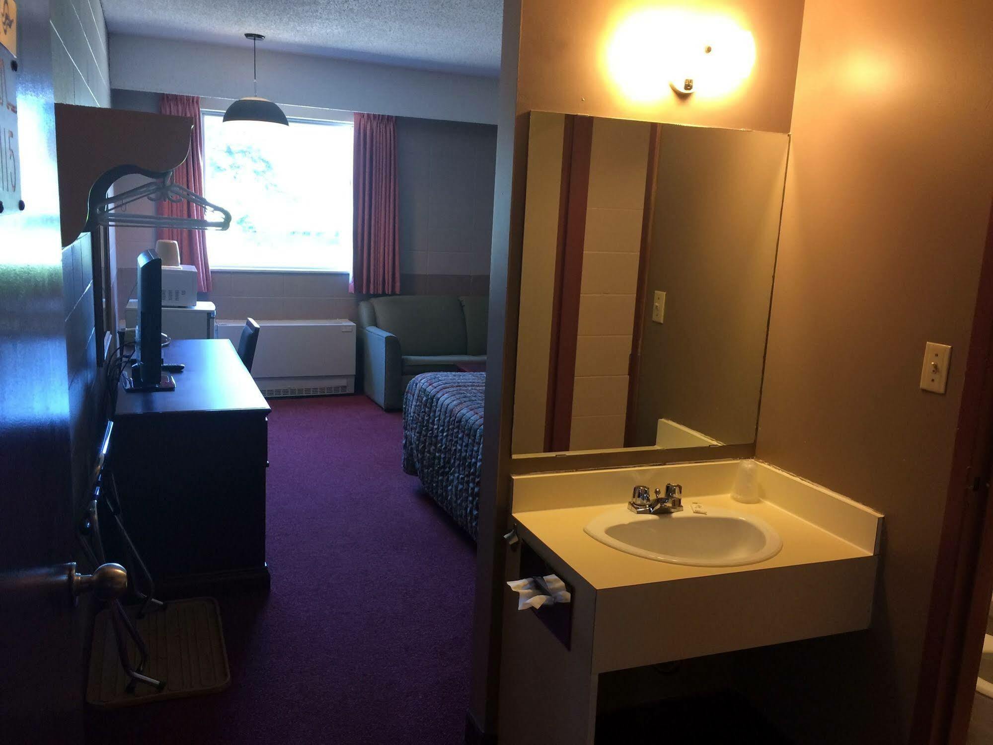 Midtown Motor Inn Bonnyville Buitenkant foto